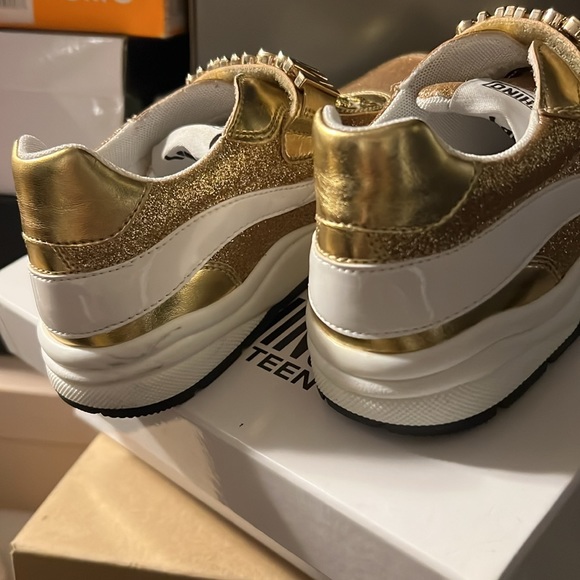 Glitter gold logo sneakers size EU 34 in girls. Brand new/ small spot of heel . - Picture 5 of 5